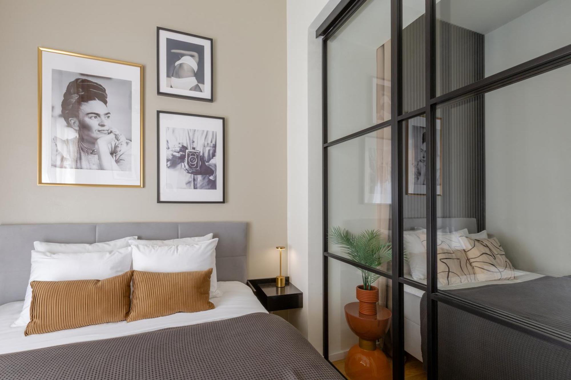 Turnkey I Republic Square Apartments Prag Rum bild